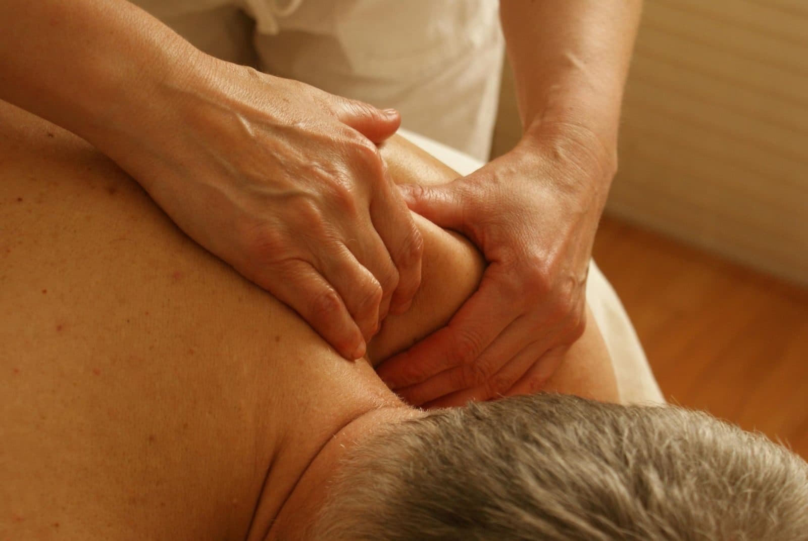 Shoulder Pain at the Gym: Causes, Fixes and When to Get Help